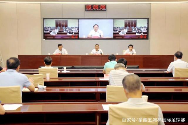 妈妈与女儿车内欢乐唱歌，AI却调查她的家庭信息